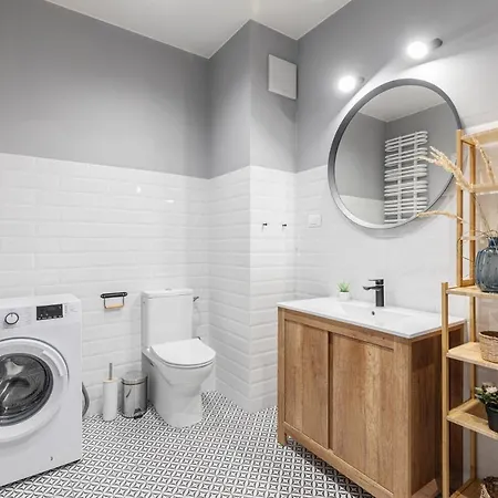 Superapart Sierakowskiego 4 *