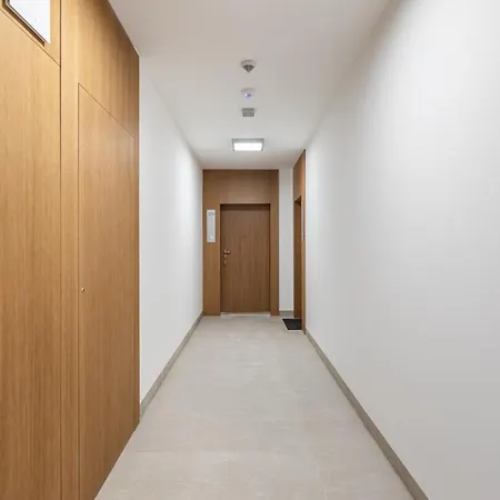 Superapart Sierakowskiego 4 *